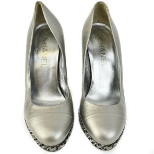 CHANEL "Chain": Deep Silver, Leather & "CC" Logo Pumps/Heels